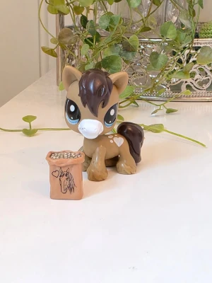 littlest pet shop - Littlest pet shop häst med tillbehör authentisk Finns fler i min profil för bundle. Följ gärna för att se fler jag lägger upp