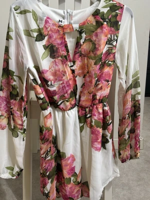 Jumpsuit - Jättefin somrig jumpsuit som tyvärr blivit förliten, den är använd 1 gång. Jättebra skick och är som helt ny. Perfekt till midsommar eller likande!! 