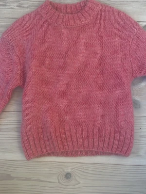Rosa stickad mohair tröja - Mysig rosa stickad tröja i mohairblandning storlek S, super  fin❣️❣️ pris kan absolut diskuteras!