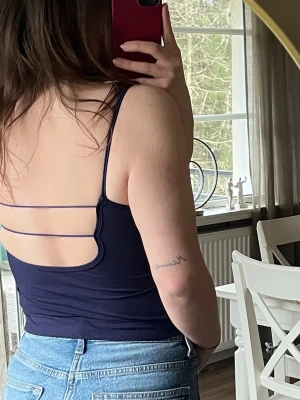 Linnen med inbyggd BH - Ett linne i blått och ett i grått med inbyggd BH och fin öppen rygg. Små i storleken så passar säkert även S