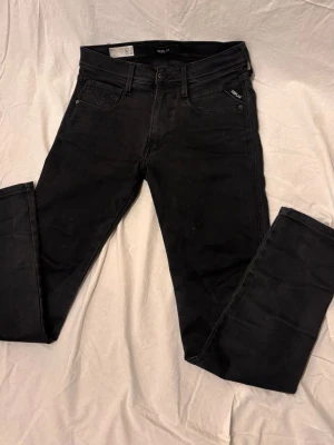 Replay anbass - Säljer dessa tvårfeta replay anbass storlek. W31 L32. Modellen är 181 och är lite för tajta skriv vid info/bilder