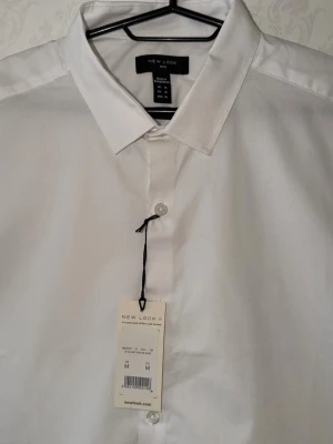 Vit kortärmad skjorta från New Look - Helt ny. Passar till många olika outfits och är lätt att matcha.