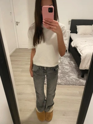 Gråa lågmidjade jeans - Gråa jeans med låg midja. Jeansen är egentligen flare men ser raka ut på mig. Storlek 164 och är justerbara vid midjan. För referens är jag 160cm. Skriv för fler mått och bilder.