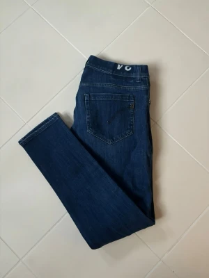 Dondup George jeans w34 - Blå stentvättade ursnygga dondup George jeans i w34 säljes (42 cm breda och 100 cm total längd). Inga hål eller fläckar i utmärkt superskick! Verkligen jättefina utan några defekter alls och grym passform perfekta nu till sommaren och våren!