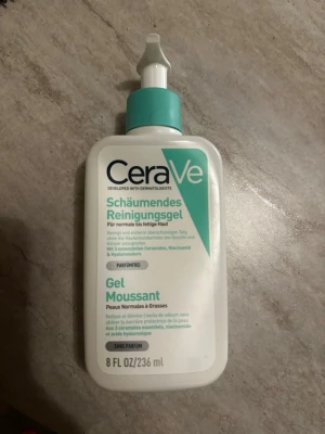 CeraVe rengöringsgel 236 ml - Den är 85% full. Har använt den kanske 5 gr ksk lite mer men den e i princip helt full. Passar inte min hudtyp råkade köpa fel 