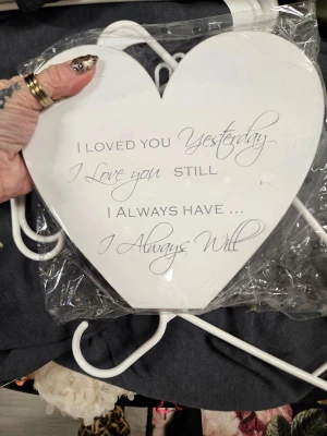 Vit hjärtformad väggdekoration - Säljer en vit hjärtformad väggdekoration i metall med romantiskt citat i grå text: 'I loved you yesterday, I love you still, I always have... I always will'. Perfekt som inredningsdetalj eller present.