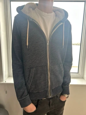 Vintage hollister hoodie - En riktigt fet hollister tröja! Sitter perfekt i Stl M och har fint skick. Skick:9/10 | modellen är 185cm lång. Pris 599 men kan diskuteras🤩🤩