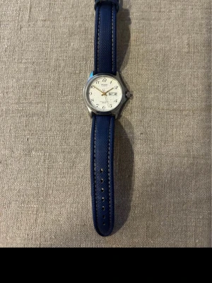 1995 Orient Day Date 35mm Herrklocka - Säljer en klassisk vintage herrklocka från japanska Orient i gott skick. Repor över glaset enligt bilder. Fungerar bra med nytt batteri, nytt Orient armband i äkta läder, dag och datumvisare, vattentät osv.  Begagnat pris: < 1000 SEK Mitt pris: 589 SEK  Skickas alltid snabbt och spårbart (ofta samma dag) eller hämtas i Glumslöv.  Hör av dig vid frågor och se gärna mina andra annonser också!   ORIENT, herrur, 35mm, Boett nr. HS9703-80 CA, stål, quartz, mineralglas, dag, datum, skadad urtavla, år 