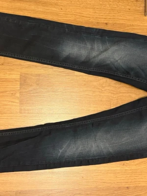 Snygga Garcia Jeans – Fermo 650 Superslim  - Snygga Garcia Jeans – Fermo 650 Superslim i storlek W28 L34. Mörk tvätt med lätt slitning från fabrik. Bekväma, stretchiga och sitter tight utan att bli obekväma. Använda men i fint skick utan hål eller fläckar. Nypris ca 800 kr.