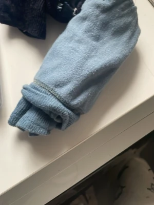 Ljusblå raka jeans - Säljer ett par ljusblå jeans med rak passform. Klassisk denimlook och mjukt material som passar perfekt till en avslappnad stil. Inga synliga detaljer eller loggor, bara clean och enkel design.