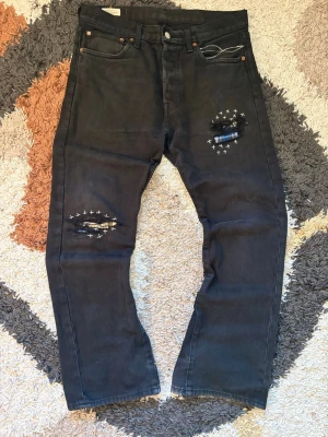 Levi’s Bootcut - Säljer dessa byxor från Levi’s som jag gjort om till bootcut samt gjort slitningar och lagt till lite extra detaljer, hör av er vid övriga frågor!  Storlek: W32 L30 (utgå helst utifrån måtten)  Kondition: 8/10 OBS! Bara lite smutsiga o går att få bort i tvätten eller handtvätt!!  Laidout liggandes (Mått): Midja: 42 cm Längd(Utsidan): 102 Nedre bredd(Botten): 24-25 cm  Fraktar samma dag eller dagen efter🤞🏻✅  swag rap streetwear baggy vintage skate hiphop y2k affliction archive underground avant ga
