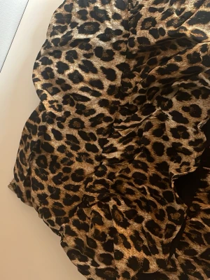 Leopard kjol - En leopard kort kjol. Det finns en dragkedja ifall man vill att den ska sitta med tajt. 💗