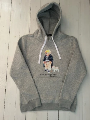 Ralph Lauren polo bear hoodie herr, storlek S  - Hej! Säljer denna riktigt schyssta polo bear hoodie från Ralph Lauren. Den är i storlek M men sitter en storlek litet och passar därför som en S. Den är endast använd någon enstaka gång och är därmed i ett nyskick. Original lappar och påse finns kvar och medföljer naturligtvis vid köp. Jag fraktar alltid snabbt! Mvh