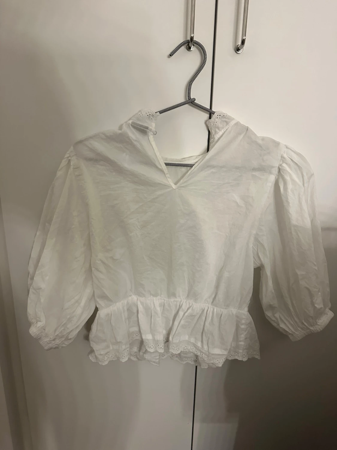 Vit blus med puffärm och broderi - 1
