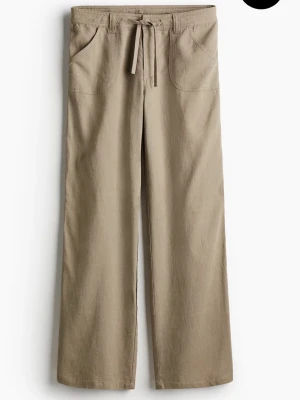 Gröna linnebyxor  - Gröna raka linnebyxor från hm. Har dragkedja knapp och snöre som går att stänga med