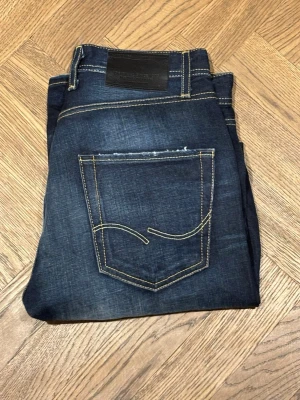 Jack and Jones jeans  - Hej säljer dessa Jack and Jones jeans i modellen Erik, anti fit sitter vel nåt i mellan straight och slim går säkert att hitta passformen online storlek 28/30 kom gärna med bud 