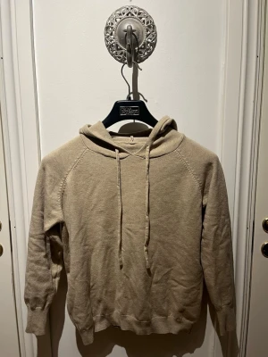 Soft Hood  - En charmant hoodie. Passar för dem som alltid sätter nivån. Hör av dig 🌟 Mvh SecondTreasures. 