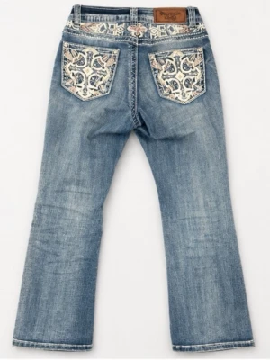 Blå bootcut jeans med mönstrade fickor - Blå bootcut jeans med detaljer på fickorna. Köpta i usa och är därmed osäker på storlek men skulle säga att dem är S💞 skriv för fler bilder eller diskutera pris!