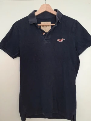 Hollister piké - Snygg enkel pikétröja från Hollister i storlek M. Fin mörkblå färg med Hollister märket broderat i vinröd färg på bröstet. Mycket bra skick. Skriv vid eventuella funderingar😁  Fraktar inom 1-2 dagar  