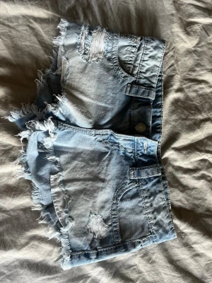 Supersnygga lowwaist jeansshorts - Lågmidjade jeansshorts från Gina tricket 14+. 