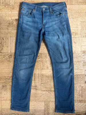 Levi’s jeans 511 - Säljer nu dessa tidlösa Levis jeans i modellen 511 då jag växt ur dem. Dem är i fint skick och inga defekter. Hör av er vid minsta fråga. St är 30/30 passar folk runt 173cm plus minus.