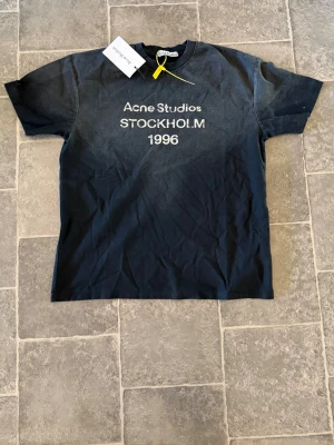 acne studios tshirt - •10/10 skick -  ny✅ •Storlek - S📏 •Inkluderat - ziphood👕 •Fraktar - inom 24h📦