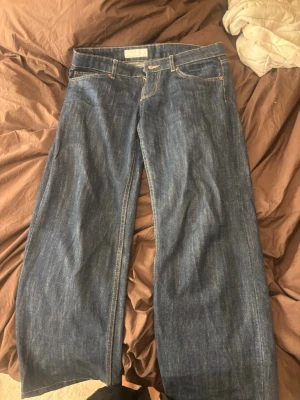 Blå raka jeans från Zara - Baggy jeans från Zara. Super fina och är i ny skick. De är uppsydda längst ner, som man ser i bilderna. Jag är 158 cm och de passar mig perfekt. Lite långa men inte för långa💞 Skriv för mer frågor 