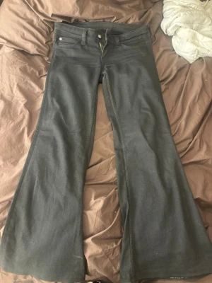  Cheap Monday jeans från Weekday - Svarta super fina cheap Monday jeans. De är nästan i nyskick. Har använt de 2-3 gånger. Säljer pga att jag ej använder de. Jag har sytt upp de längst ner. Jag är 158 och de passar mig perfekt, de släpper ej i marken💞