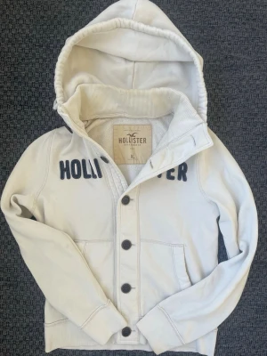 Hollister vintage cardigan med knappar (Sällsynt) - Säljer nu denna sjukt snygga Vintage 2000s Hollister  cardigan ! Passar till allt och har en perfekt passform. Säljs ej längre i butik och är därav mycket eftertraktad😊 passar L perfekt ! Skriv vid funderingar 🤝