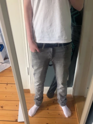 Blått klassiskt flätat bältr - Stilrent svart skärp i flätat matrial med enkel design och silverfärgat spänne. Perfekt accessoar för att hålla jeans eller byxor på plats och ger en clean look till outfiten. Lätt att matcha med olika stilar.🔥