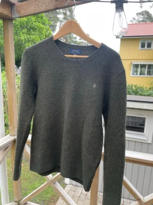 Mörkgrön stickad tröja Polo Ralph Lauren - Mörkgrön Cashmere tröja från Ralph lauren, Storlek XL/18-20 i barnstorlek vilket motsvarar XS-S i vuxenstorlek. Inga skavanker, finns kvitto. Hör av er vid funderingar 