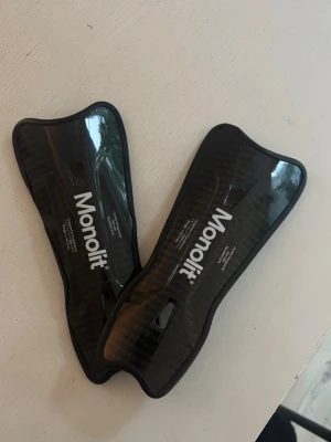Monolit benskydd  - Säljer dessa billigt eftersom jag bara använde dom ett få tal gånger eftersom jag köpte dom små som passade mig bättre, dom är tvättade och i bra skick!