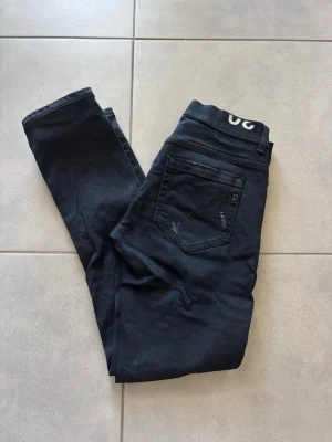 Dondup jeans  - Säljer nu mina varsamt använda dondups i toppskick! Storlek-30, mörkblå och sitter riktigt bra! Tveka inte med att höra av dig vid frågor /Simon 