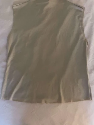 Beige topp från H&M i storlek S💓 - Stilren topp från H&M i mjukt, lätt material. Toppen har ett väldigt tunt material, den är i storlek s💓den är aldrig använd så helt ny fast utan prislapp💓💓