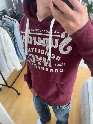 Vinröd vintage 2000s Superdry hoodie (Limited edition) - Säljer nu denna sjukt snygga vinröda Vintage 2000s SuperDry hoodie! Passar till allt och har en perfekt passform. Säljs ej längre i butik och är ur en limited edition upplaga, därav mycket eftertraktad😊 passar S perfekt ! Skriv vid funderingar 🤝