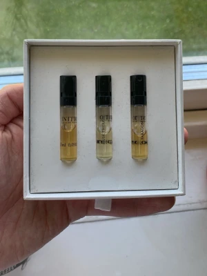 Initio parfymprov-set 3x1.5ml - Säljer ett exklusivt parfymprov-set från Initio med tre små flaskor i genomskinligt glas och svarta lock. Proverna kommer i en elegant vit ask med guldfärgat mönster på locket. Perfekt för dig som vill testa olika dofter från märket. Väldigt svår att få tag på. Dofterna är Rehab, Paragon och Musk therapy. Alla är antigen hälften eller lite mer allt på bilderna följer med. 