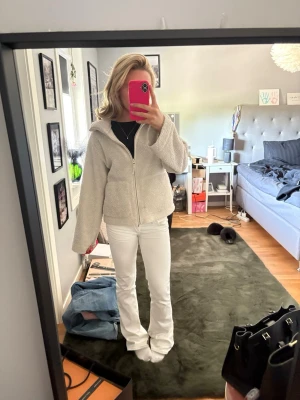 Teddy jacka  - Jätte fin och mysig jacka. Den är använd men i bra skick. 