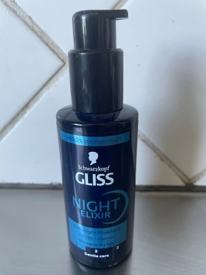 Schwarzkopf Gliss Night Elixir - Schwarzkopf Gliss Night Elixir är en nattbehandling för håret med hyaluron, speciellt framtagen för normalt till torrt hår. Kommer i en mörkblå plastflaska med pump och rymmer 100 ml. Perfekt för att ge fukt och vård under natten.butikspris ca 99:/