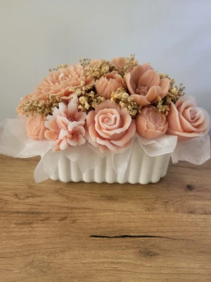 Ljusbukett i gipskruka - Dekorativ blomsterarrangemang med handgjorda blommor i persiko färg ,placerade i en vit räfflad gipskruka l. Inslag av torkade blommor och vit silkespapper runt om ger en söt och stilren känsla. Perfekt som inredningsdetalj eller present.