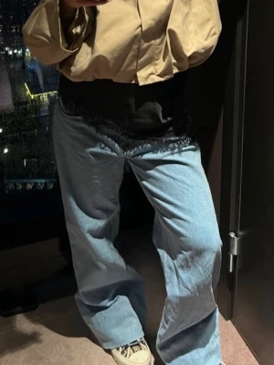 Blåa jeans med låg midja  - Säljer ett par ljusblå jeans med låg midja från NAKD i Stolek 32. Nakd stolekar är inte som andra butikers, jag har vanligtvis 36/38 på jeans och dessa passar mig. Nypris 699kr och nästan aldrig använda.