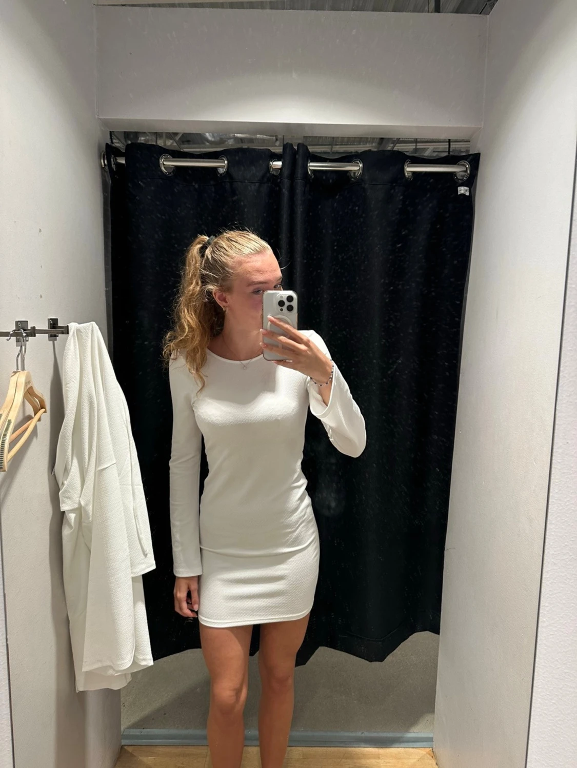 Vit långärmad kortklänning student