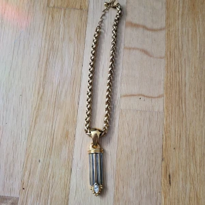 Vintage necklace 80s - Necklace with a thick chain and large pendant from the 80s. I do not know the metal used, but it is not gold.   Bundle discounts: two items 5% off (automatic) three items 10% off, five items 20% off. Message me before purchasing 3+ items for discount.