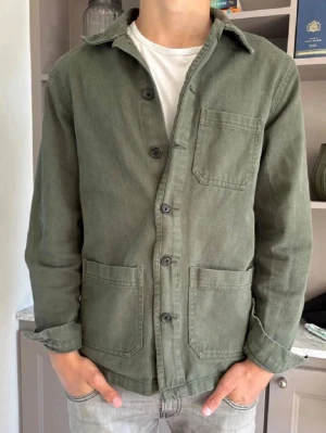 Grön Overshirt  - Säljer en riktigt snygg Overshirt från 157 Roots. Perfekt nu till sommaren. Ny pris runt 1300. Skriv om ni har några frågor.