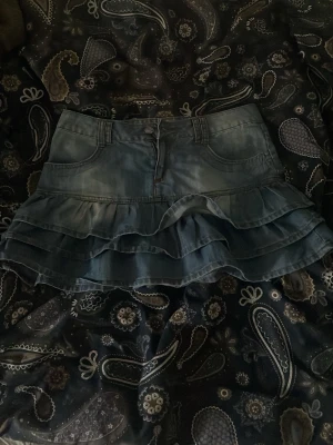 Jeanskjol - Säljer en super snygg jeanskjol! Står ingenstans vart den är ifrån eller vilken storlek det är. Men jag brukar ha 25-26 och den passar mig så antar att det är någon av dom storlekarna 🥰🥰