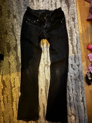 Svarta lågmidjade bootcut jeans - Jättesnygga svarta jeans! Dubbelknäppning samt justerbara knappar i midjan. Passar till allt och stretchigt material🩷