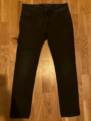 Jacob Cohen jeans - Säljer dessa riktigt feta Jacob Cohen jeans i en mörkgrå färg. De är i väldigt bra skick. Jeansen är 622 slim fit modellen. Storlek 31. Pris kan diskuteras