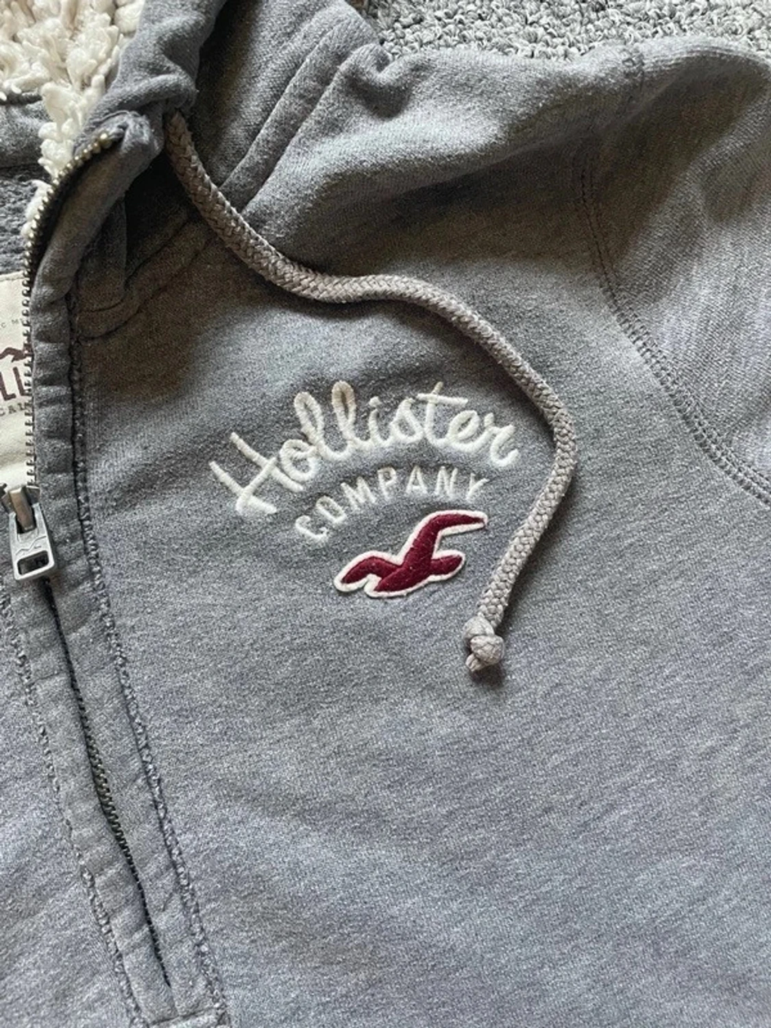 Grå hoodie från Hollister med foder - 1
