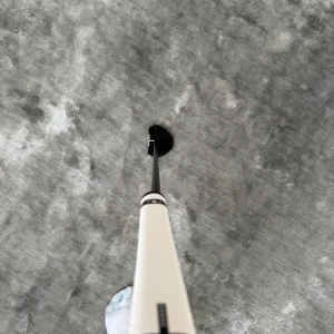 LAB Oz.1i putter - LAB golf OZ.1i putter i 35 tum,69 graders lie spec. Puttern är centershafted med skön shaftlean och har otroligt stabil känsla på huvudet. Perfekt om du vill ha lite mer stabilitet men inte en stor klumpig mallet putter. Nypris ligger på 6875kr. Denna är använd sedan februari inomhus till ca början på maj. Spelat 3 rundor med den sedan dess, men den har inga tecken på användning - perfekt skick. Mitt pris är 4500kr men kan gå ned något vid snabb affär. Hör av er vid minsta fundering. 