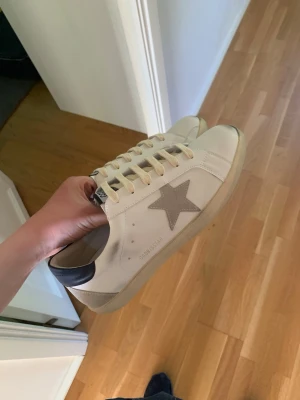 Golden goose skor -  Säljer ett par golden goose nyskick 10/10 storlek 43. Pris 1699kr. Snabba affär 1499kr. Öppen för alla frågor‼️
