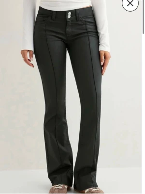 Svarta bootcut jeans från Nelly  - Snygga svarta bootcut jeans från Nelly som endast är andvända vid några få tillfällen så dvs typ i nyskick! Säljer bara för att dem inte andvända så mycket längre